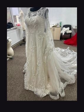 Ivory Lace Appliqué Bridal Gown with Long Tulle Train